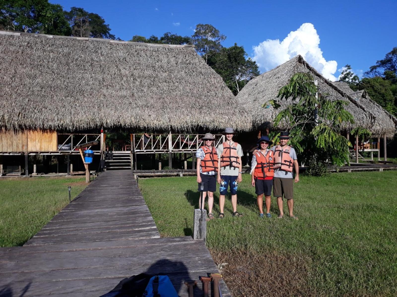 Aguas Negras River Lodge Пуэрто-Монтуфар Экстерьер фото